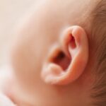 Durere de urechi la copil – cum îți dai seama când e o otită și când trebuie mergi la medic?